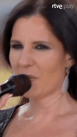 La cantante Diana Navarro (@oficialdiananavarro) interpreta 'Madrid', el chotis clásico de Agustín Lara, para cerrar el encuentro con León XIV en el Santiago Bernabéu.