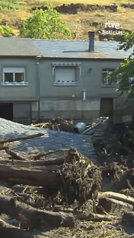 Las intensas tormentas de anoche en Ourense dejan importantes destrozos en muchas localidades.