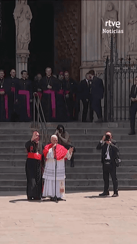 Leon XIV ha roto el protocolo para saludar a los reunidos en la Pla�a Nova, en catal�n y en castellano: 
