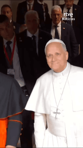  Le�n XIV ya saluda a las m�s 70.000 personas que asisten en el estadio Santiago Bernab�u al encuentro con la comunidad diocesana.