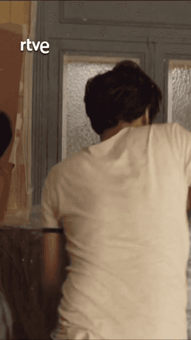  La vida de Sara se vuelve un caos cuando la familia llega a su piso para quedarse.