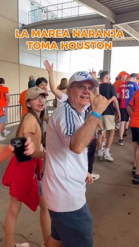 Houston se ti�e de naranja para el Pa�ses Bajos-Suecia, con miles de aficionados de la Oranje poblando las gradas del Estadio de Houston