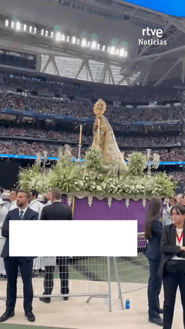  El cristo de Medinaceli y una r�plica de la Virgen de la Almudena procesionan en el Bernab�u