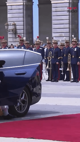 Así ha sido la llegada del papa León XIV al Palacio Real donde ha sido recibido por los reyes en calidad de jefe de Estado.