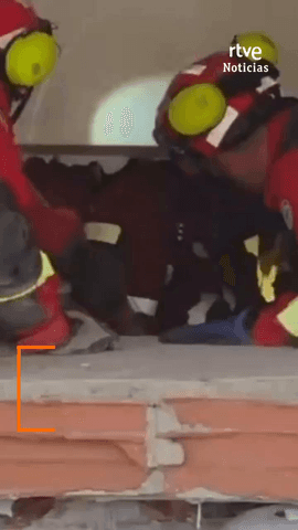 La UME rescata con vida a una mujer atrapada bajo los escombros desde hace 72 horas en el residencial Vistamar de La Guaira.
