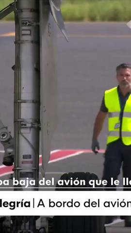La corresponsal de TVE en Roma, Bego�a Alegr�a, viaja en el avi�n papal y habla sobre la incidencia que ha retrasado su vuelo: 