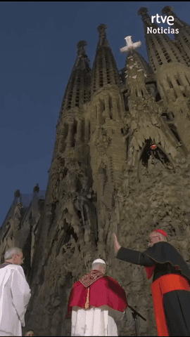  El papa bendice la Torre de Jes�s de la Sagrada Familia.
