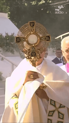 El Papa León XIV preside, en una imagen histórica, la procesión del Corpus Christi en el centro de Madrid