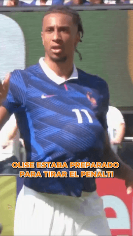  Olise ya estaba preparado para lanzar desde los once metros.