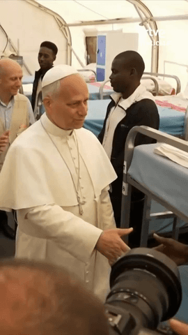  El papa Le�n XIV ha visitado en Tenerife el centro de primera acogida de migrantes Las Ra�ces de La Laguna, donde se ha reunido con usuarios para escuchar su experiencia migratoria.