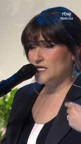  La cantante Rozal�n ha interpretado frente al papa su tema 'Y busqu�' esta tarde en el encuentro 'Tejer redes', que se ha celebrado en el Movistar Arena.