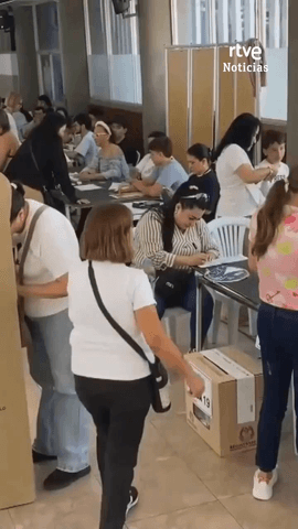 El ultraderechista Abelardo de la Espriella ha ganado la segunda vuelta de las elecciones presidenciales de este domingo en Colombia con una victoria ajustad�sima sobre su rival, el izquierdista Iv�n Cepeda, seg�n el preconteo que da una diferencia entre ambos de apenas 250.000 votos.