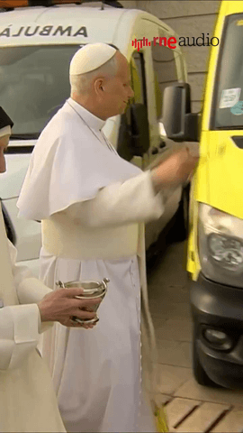 Antes de su entrada al Estadio Olímpico Lluís Companys, el papa León XIV ha bendecido una caravana de ambulancias que se dirigirán a Ucrania dentro de un corredor humanitario que organiza sor Lucía Caram