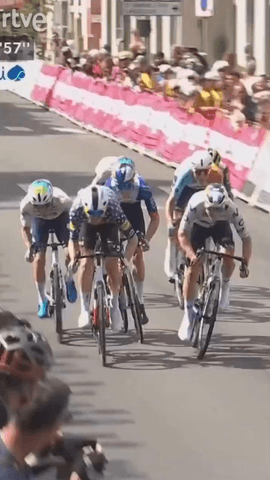 El estadounidense Quinn Simmons se impone al sprint en la etapa 4 del Tour Auvergne Rhône-Alpes 2026.
