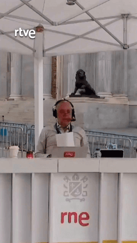 En @lasmananasrne, la espera en el Congreso de los Diputados para informar en directo del discurso del papa se lleva mejor con música.