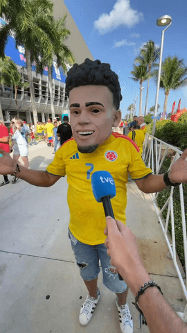Miles y miles de colombianos abarrotan hoy el Estadio de Miami para ver el Colombia-Portugal, desde el mismísimo Lucho Díaz hasta un aprendiz de Spiderman