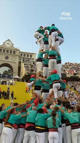  Los 'castellers' de Vilafranca culminan su coronaci�n ante el papa en el Estadio Ol�mpico Llu�s Companys, s�mbolo del esfuerzo, el trabajo colectivo y la integraci�n.
