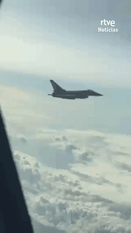 Un caza del Ej�rcito del Aire escolta el avi�n en el que vuela el papa Le�n XIV rumbo a Canarias.