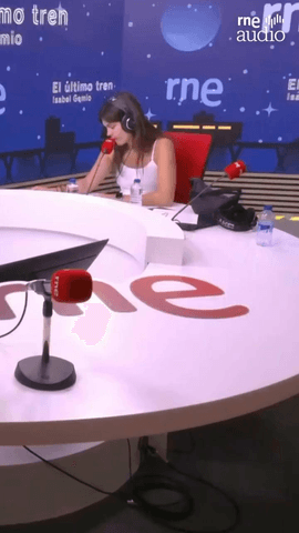 En @elultimotrenrne, escuchamos ‘De cabeza’, un poema de @ocean_vuong, recitado por @elvirasastre.
