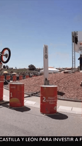  El piloto Toni Bou logra su tercer récord Guinness después de saltar 53 bidones seguidos con una sola rueda.
