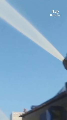 En Alemania combaten el calor utilizando camiones antidisturbios para refrescar a la gente.