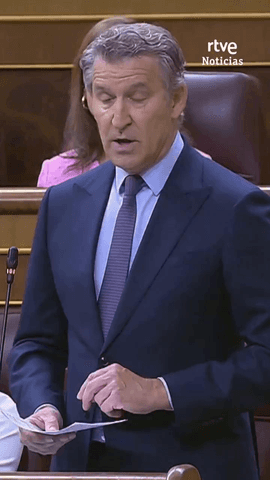  En la primera sesi�n de control al Gobierno desde que se conoci� el sumario del caso Leire D�ez, el l�der del PP, Alberto N��ez Feij�o, ha acusado al presidente del Gobierno, Pedro S�nchez, de conocer todo lo que ocurr�a en el PSOE y le ha pedido que dimita.