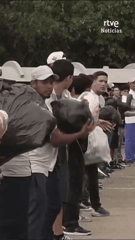 Miles de voluntarios se han movilizado en Caracas formando una gran cadena humana para distribuir ayuda al resto del pa�s.