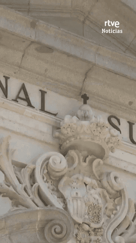  El Supremo estudia si el proceso de regularizaci�n de migrantes choca con la justicia europea.