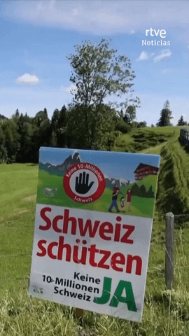 Los suizos han rechazado este domingo en refer�ndum la iniciativa 'No a una Suiza de diez millones', que planteaba imponer medidas para frenar el crecimiento demogr�fico a trav�s de restricciones a la inmigraci�n y al derecho al asilo, si antes de 2050 el pa�s llegaba a los 9,5 millones de habitantes.