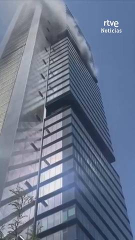 Desalojan la Torre de Moeve en Madrid por un incendio tras una explosi�n.