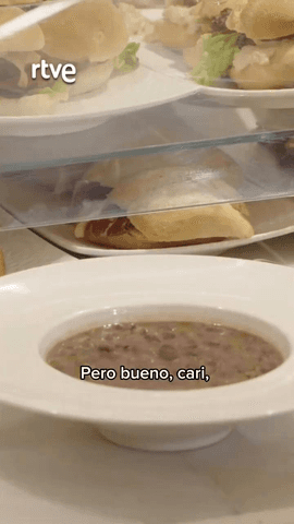 El octavo programa de la tercera temporada de ‘De tapas por España’ se llama ‘Pamplona, escenario mítico foral de Hemingway’ y el plato estrella son las alubias con sacramentos.
