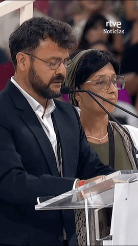  Jorge y Liliana, una familia de migrantes que vinieron hace cuatro a�os desde Per�, hablan al papa Le�n XIV: 
