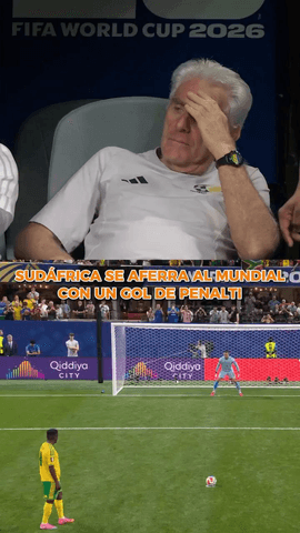  Mokoena, de penalti, empata el partido y da aire a una Sud�frica que se aferra al Mundial.