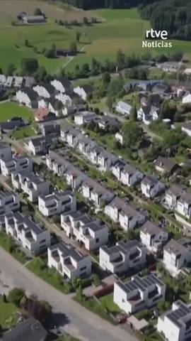  Suiza decide este domingo en refer�ndum si limita el n�mero m�ximo de habitantes a 10 millones, una iniciativa presentada por tercera vez por la extrema derecha suiza cuyo resultado se prev� ajustado.