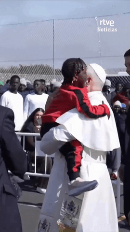  Le�n XIV abraza y bendice a ni�os migrantes en Tenerife.