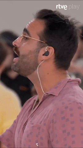Hakuna (@hakunagroupmusic), el grupo de música pop cristiana que acumula millones de reproducciones en Spotify, ha actuado en el Bernabéu durante el encuentro diocesano con León XIV.
