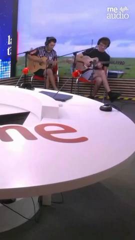  @toldosverdes se sube al escenario de @lastardesderne con su tema ‘Ascensión Bielsa’.