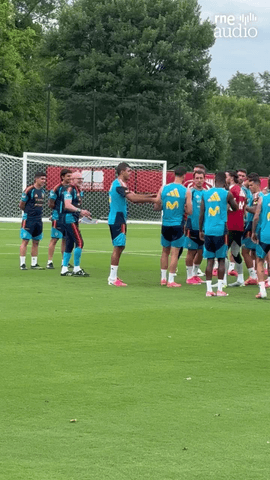 Pasillo de collejas para los cumpleañeros Rodri, Mikel Merino y Luis de la Fuente antes de comenzar el entrenamiento de la selección #MundialRTVE