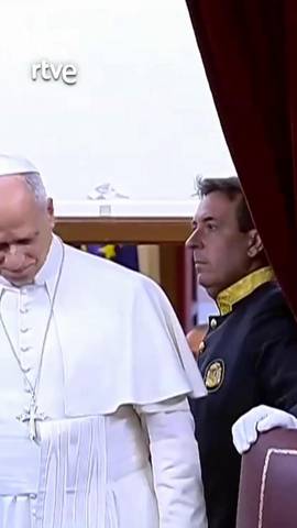 Gran ovaci�n en el hemiciclo del Congreso de los Diputados a la entrada de Le�n XIV.
