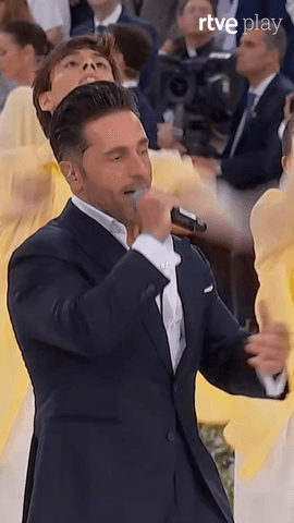 David Bustamante (@davibusta), Diana Navarro (@oficialdiananavarro) y Daniel Diges (@danieldiges) cantan frente a León XIV en el estadio Santiago Bernabéu.