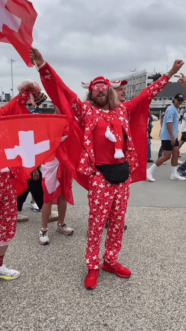 La afici�n suiza adapta la m�tica'The lion sleeps tonitht' para animar a Embolo en los aleda�os del Estadio de Los �ngeles