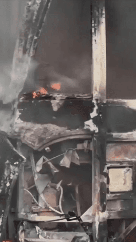 Belfast vivi� una jornada de caos por protestas antinmigraci�n que derivaron en casas, coches y autobuses quemados un d�a despu�s de un at@que con cuchillo atribuido a un refugiado sudan�s, cuyo video ha conmocionado al pa�s.