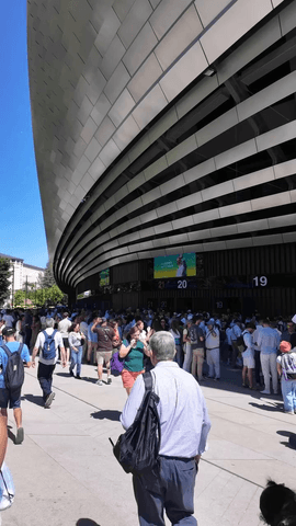 Cientos de miles de personas recibieron esta tarde a su Santidad el papa Le�n XIV en el Bernab�u.