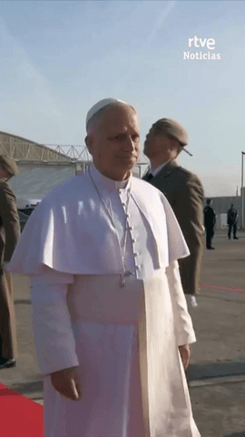  El papa Le�n XIV embarca en el aeropuerto de El Prat, Barcelona, en direcci�n a Gran Canaria, tercera parada de su visita a Espa�a.
