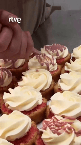  ‘Aquí hay trabajo’ visita el primer obrador de pastelería inclusivo de Salamanca, que da trabajo a personas con discapacidad.