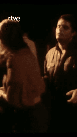  En plena España posfranquista, Xavier Font sale cada noche por los guetos gays de Barcelona con looks transgresores y enormes abanicos.