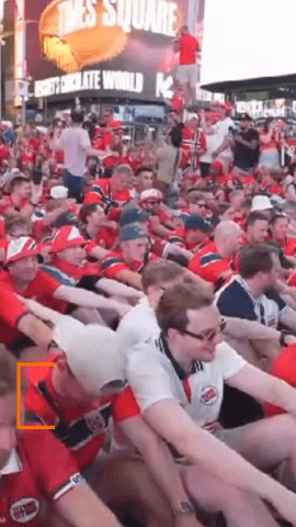  Una gran multitud de aficionados noruegos se han reunido en Times Square para animar a la selecci�n nacional con su ya famoso gesto de 