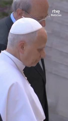  El papa Le�n XIV llega a la Sagrada Familia, donde le reciben el rey Felipe VI, la reina Letizia, el presidente del Gobierno Pedro S�nchez y Valentina, una ni�a que naci� con s�ndrome de Leber y solo distingue luces y sombras.
