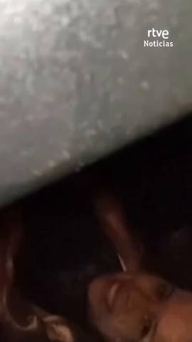 Rescatan a una beb� y a su madre de entre los escombros en Caracas.
