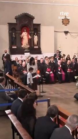  Renzo, de 6 a�os, ha le�do una carta llena de preguntas al papa Le�n XIV durante su visita a la iglesia de Sant Agust� en el barrio del Raval: 